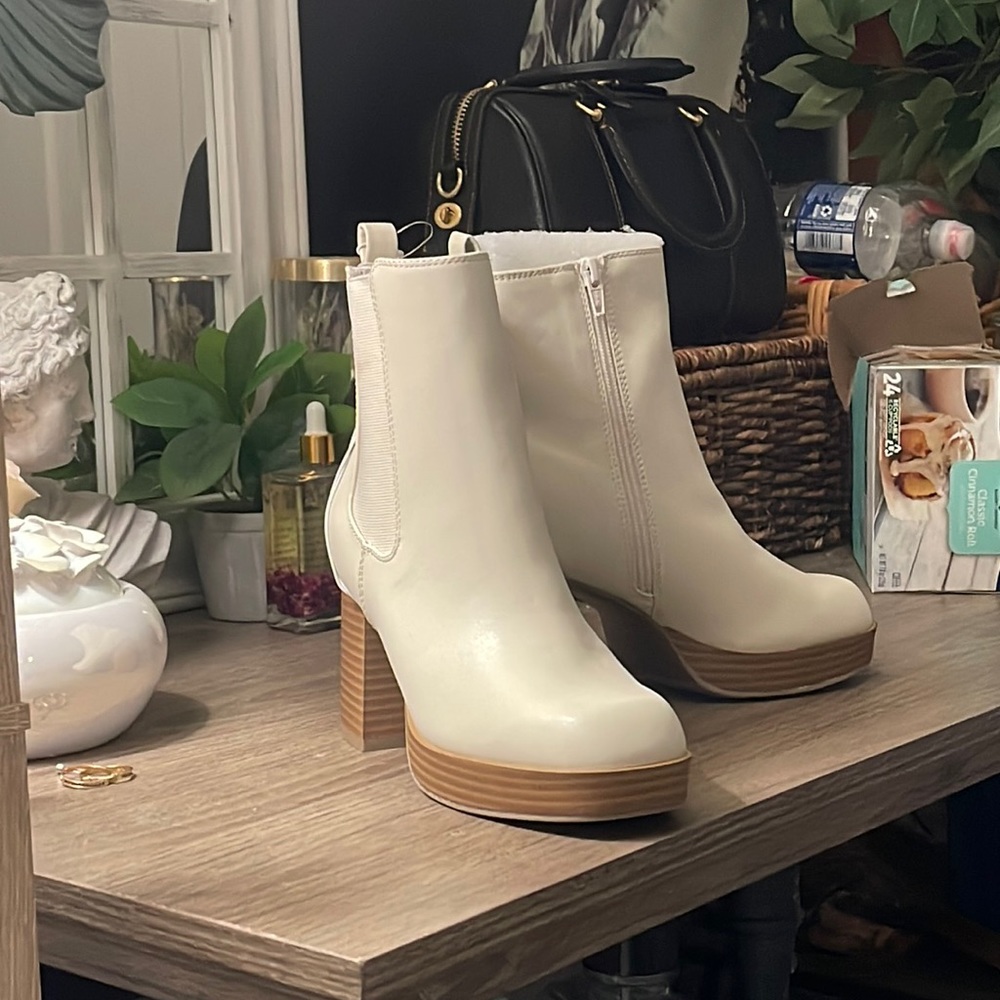 NWT Womens cream white ankle boots booties